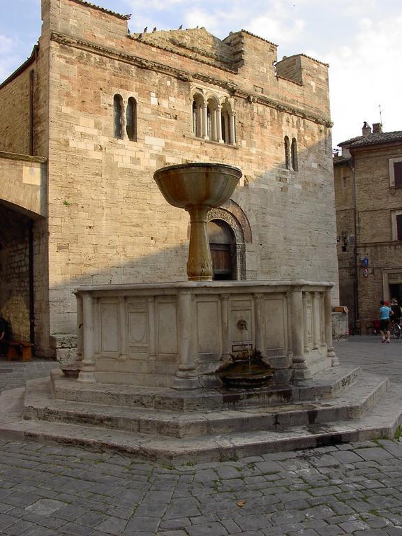 Hotel Palazzo Brunamonti Беванья Экстерьер фото